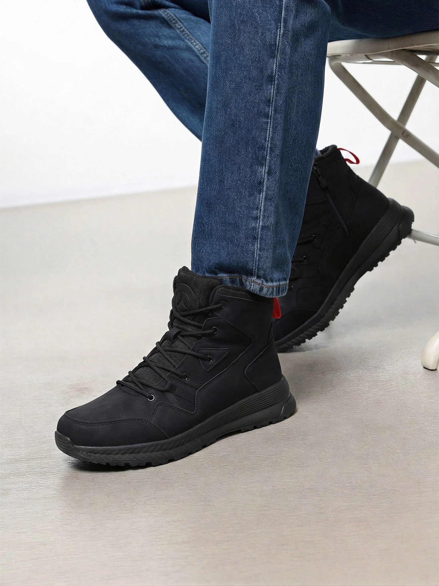 Ботинки черного цвета на средней рельефной подошве